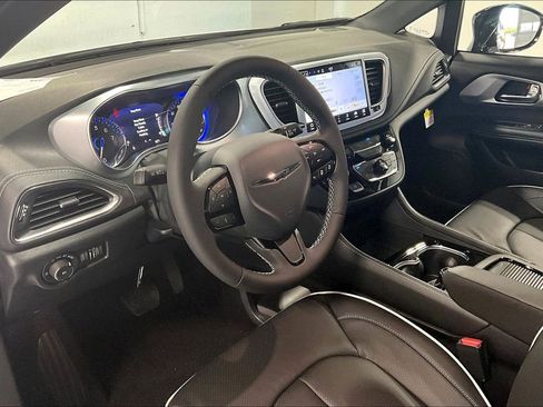 New 2026 Chrysler Pacifica Limited w/ S Appearance Package image 28
