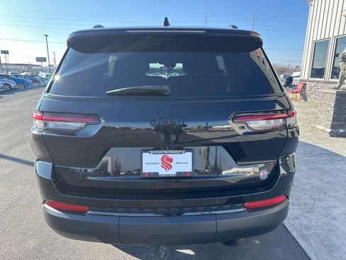 Used 2023 Jeep Grand Cherokee L Laredo image 8