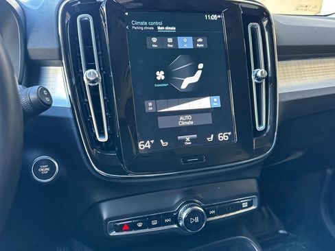 Used 2021 Volvo XC40 T5 Momentum w/ Premium Package image 28