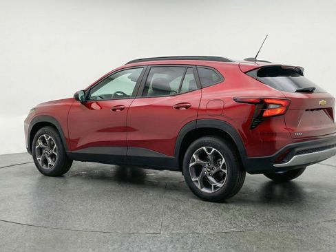 Used 2025 Chevrolet Trax LT w/ LT Convenience Package image 6