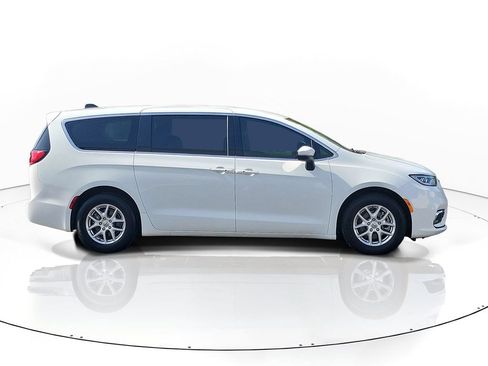 Used 2023 Chrysler Pacifica Touring-L FWD image 5