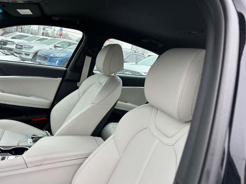 Used 2025 Genesis G70 2.5T image 12