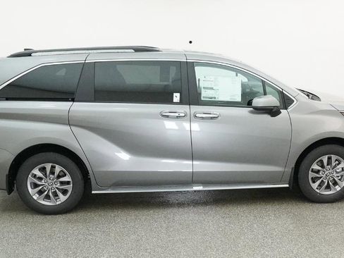 New 2026 Toyota Sienna XLE FWD image 17