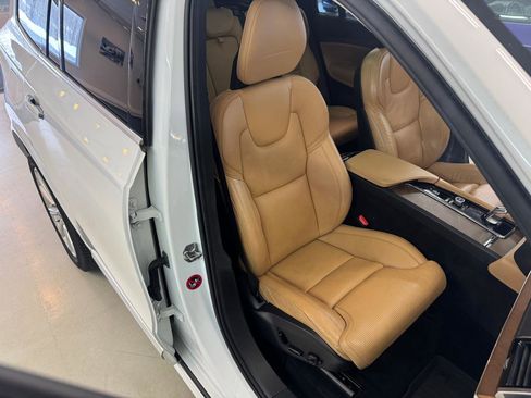 Used 2016 Volvo XC90 T8 Inscription w/ Vision Package image 8