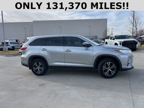 Used 2019 Toyota Highlander LE image 2