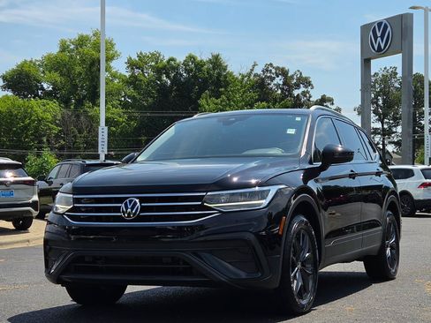Certified 2023 Volkswagen Tiguan SE w/ Panoramic Sunroof Package FWD image 9