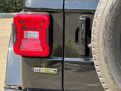 Used 2021 Jeep Wrangler Unlimited Sahara image 26