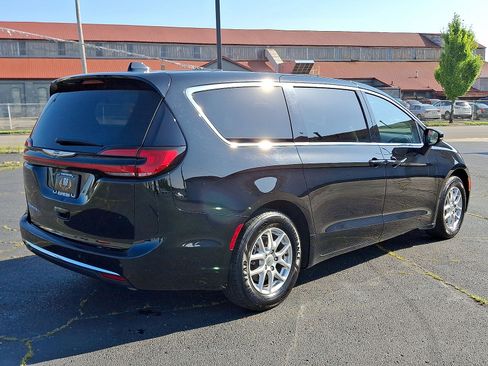Used 2024 Chrysler Pacifica Touring-L FWD image 25