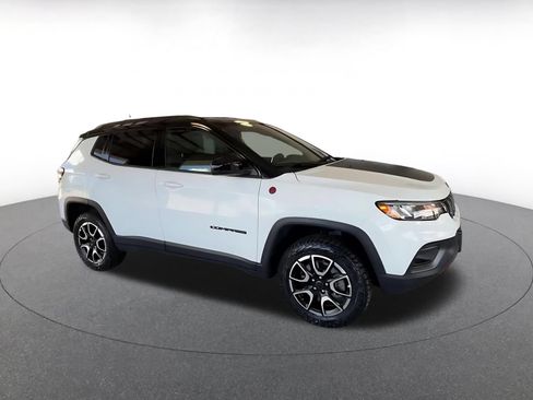 Used 2025 Jeep Compass Trailhawk AWD/4WD image 2