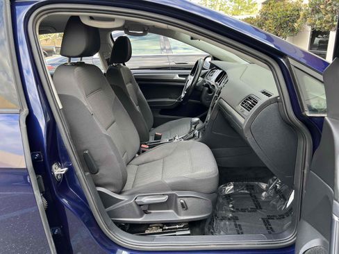 Used 2019 Volkswagen e-Golf SE w/ Driver Assistance Package image 42