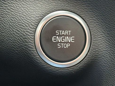 Certified 2025 Volvo XC40 B5 Plus AWD/4WD image 31