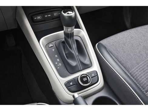 Certified 2022 Hyundai Venue Limited FWD image 30
