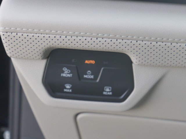 Used 2024 Volkswagen Atlas SE w/ Panoramic Sunroof Package FWD image 17