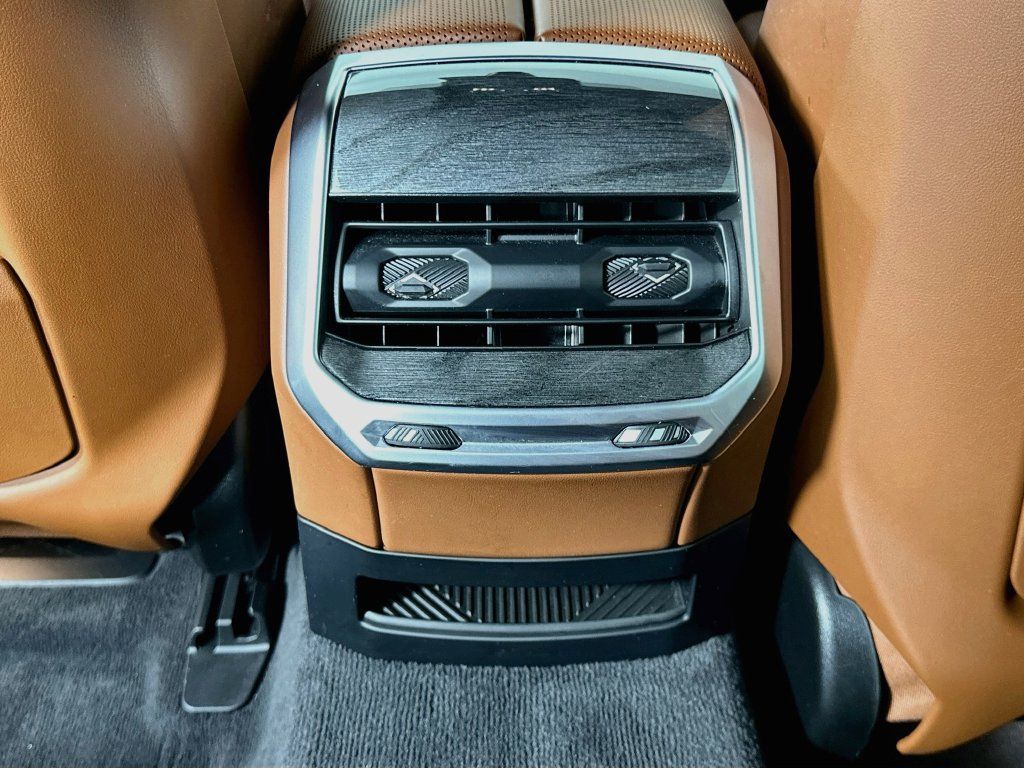 Certified 2024 BMW 760i xDrive AWD/4WD image 25