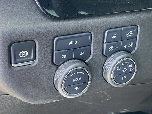 Used 2025 Chevrolet Silverado 1500 LTZ AWD/4WD image 20