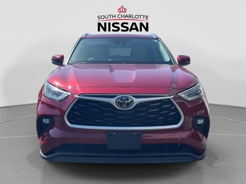 Used 2021 Toyota Highlander XLE AWD/4WD image 2
