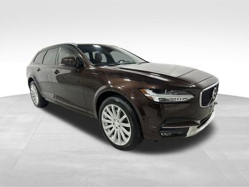 Used 2017 Volvo V90 T6 Cross Country image 3