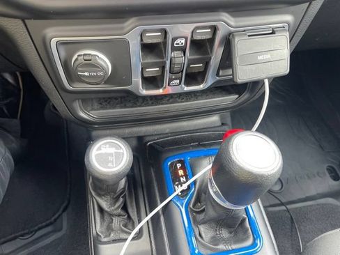 Used 2021 Jeep Gladiator Sport AWD/4WD image 6