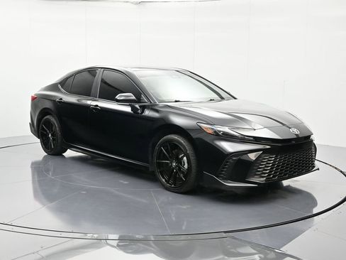 Used 2025 Toyota Camry SE image 3