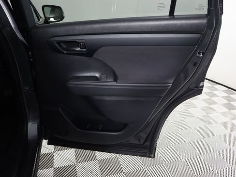 Used 2023 Toyota Highlander LE image 27