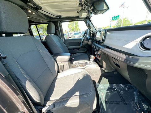 Used 2025 Jeep Wrangler Unlimited Sahara AWD/4WD image 27