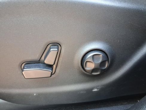 Used 2019 Jeep Cherokee Limited image 25