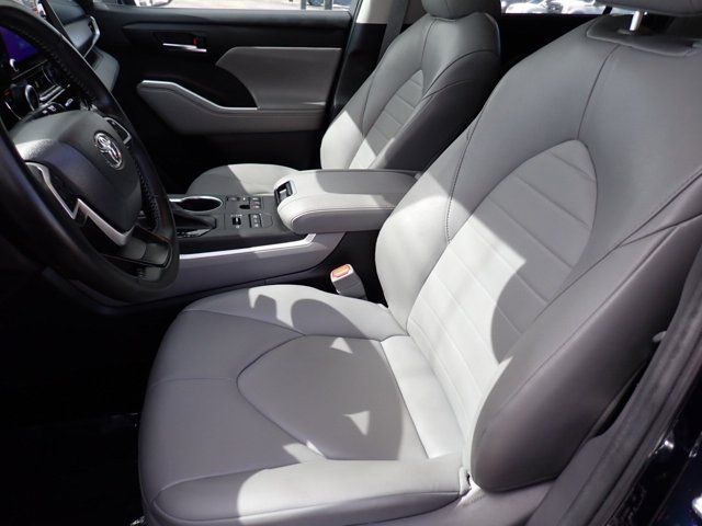 Used 2023 Toyota Highlander XLE AWD/4WD image 14