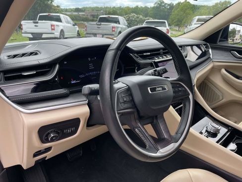 Used 2022 Jeep Grand Cherokee L Limited w/ Luxury Tech Group II AWD/4WD image 7