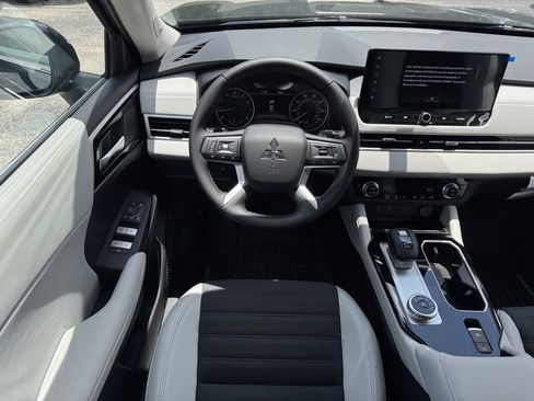 New 2025 Mitsubishi Outlander SE image 18