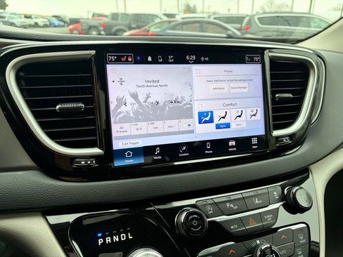 Used 2024 Chrysler Pacifica Touring-L FWD image 24
