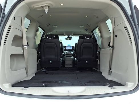 Used 2024 Chrysler Pacifica Touring-L FWD image 10