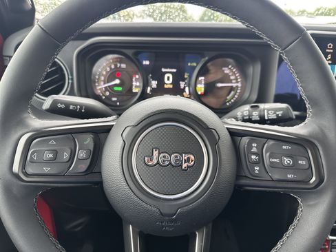 Used 2025 Jeep Wrangler Unlimited Rubicon 4xe w/ Convenience Group AWD/4WD image 10