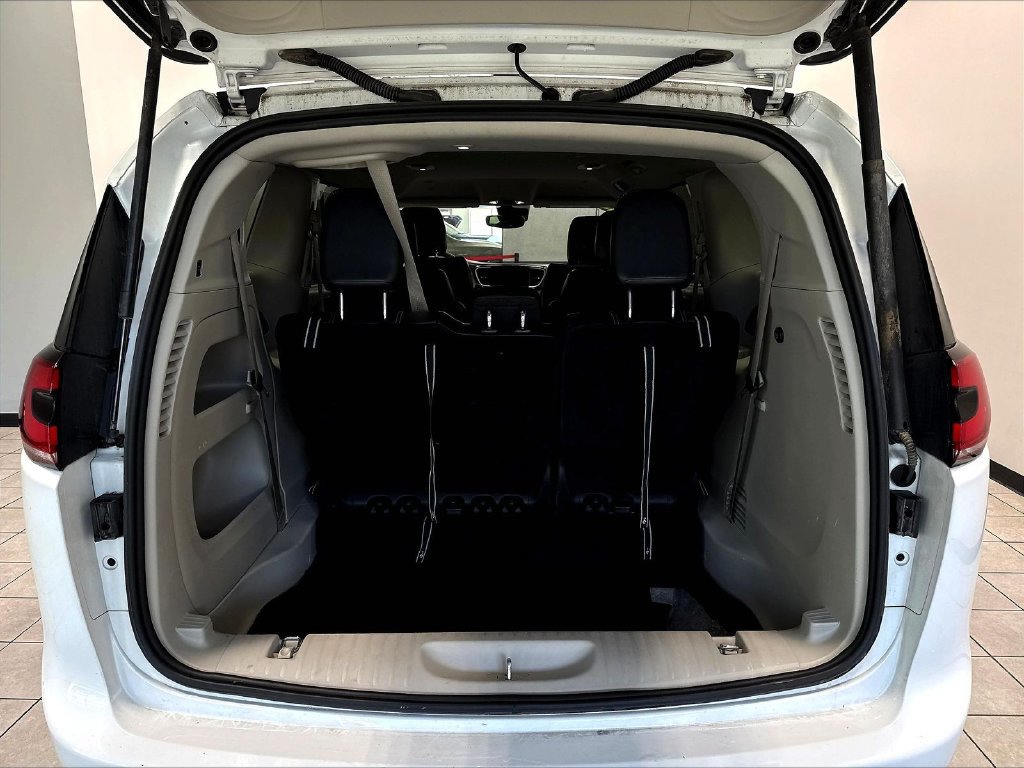 Used 2024 Chrysler Pacifica Touring-L FWD image 9