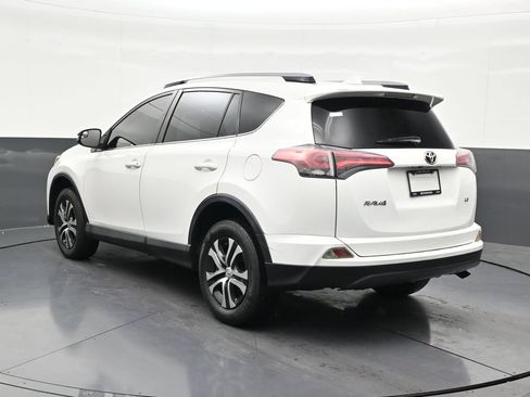 Used 2018 Toyota RAV4 LE FWD image 3