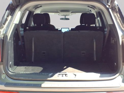 Used 2023 Ford Explorer XLT w/ Class IV Trailer Tow Package AWD/4WD image 8