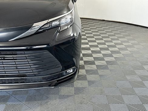 Used 2025 Toyota Sienna XLE FWD image 9