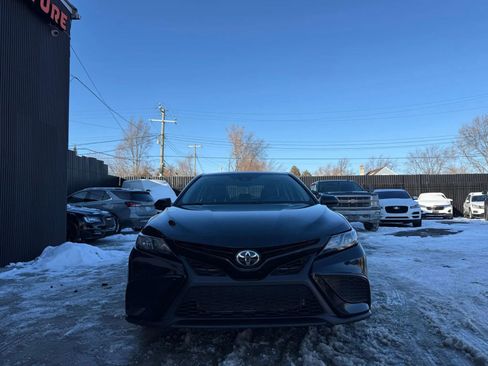 Used 2021 Toyota Camry SE image 2