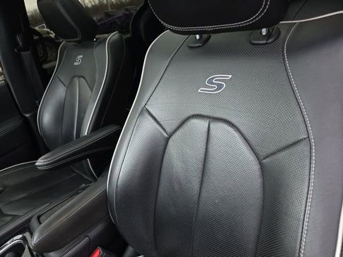 Used 2023 Chrysler Pacifica Limited w/ S Appearance Package image 15