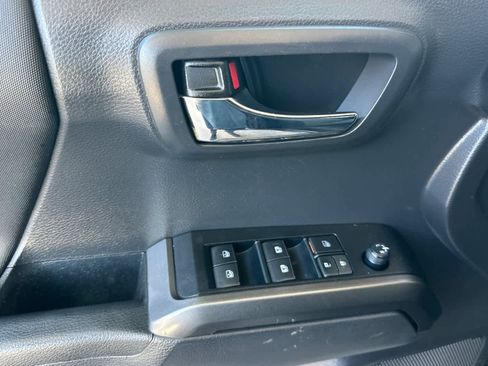 Used 2022 Toyota Tacoma TRD Off-Road image 11