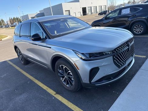 Used 2024 Lincoln Nautilus Premier image 3