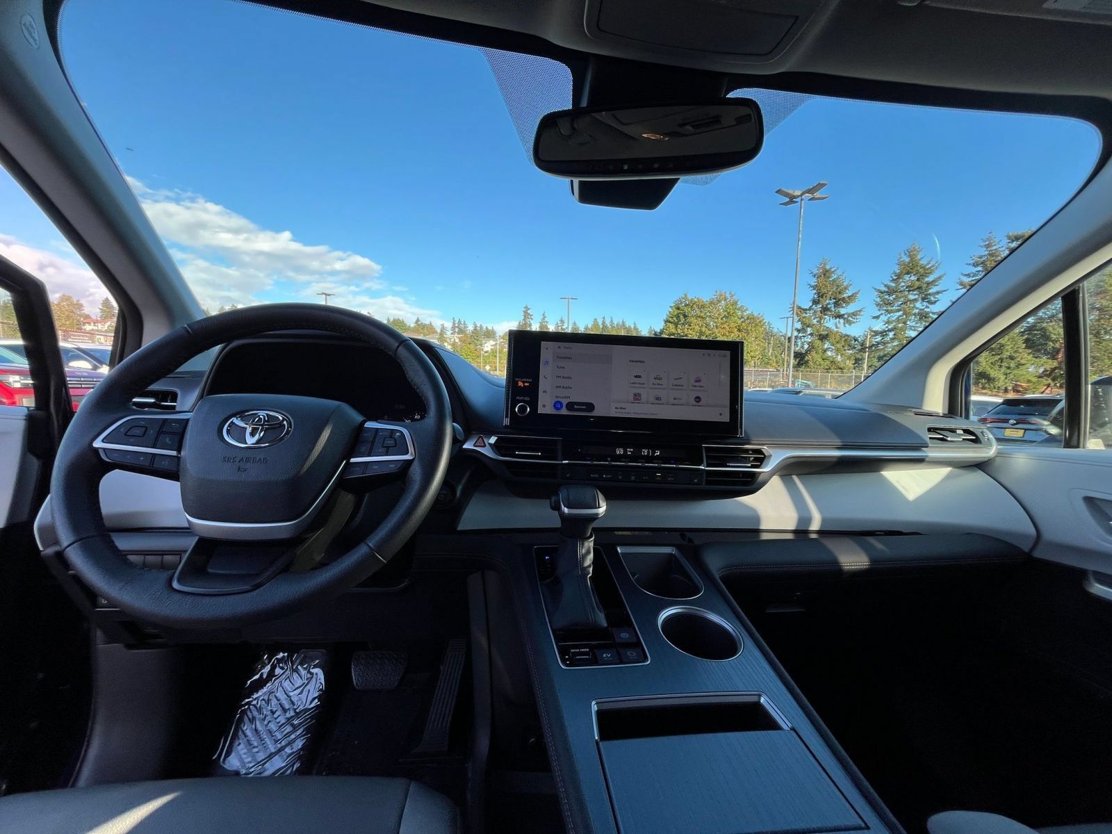 Used 2025 Toyota Sienna XLE FWD image 35