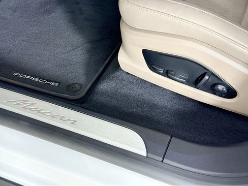 Used 2025 Porsche Macan Electric RWD image 18