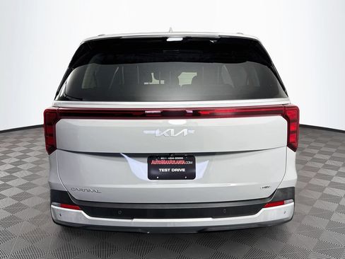 Used 2025 Kia Carnival EX FWD image 6