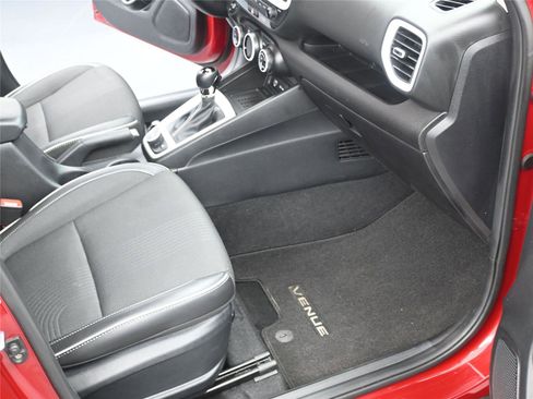 Used 2024 Hyundai Venue Limited image 9