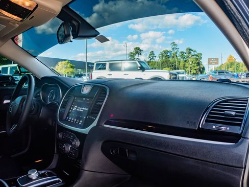 Used 2023 Chrysler 300 Touring L image 18