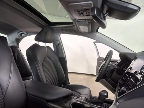 Used 2024 Toyota Camry SE image 28