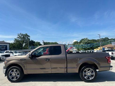 Used 2018 Ford F150 XLT w/ Trailer Tow Package RWD image 4