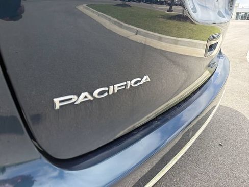 Used 2023 Chrysler Pacifica Touring-L FWD image 43