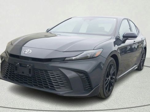 Used 2025 Toyota Camry SE FWD image 3