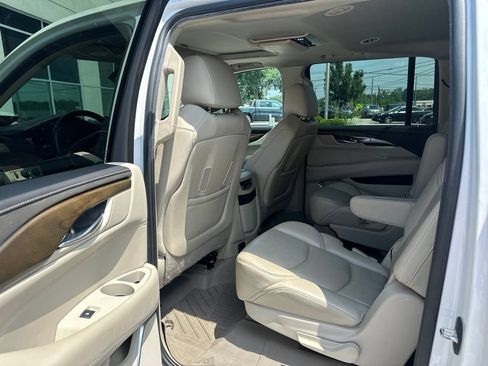 Used 2020 Cadillac Escalade ESV Luxury AWD/4WD image 6